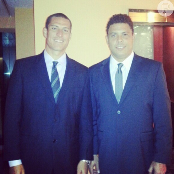 Ronaldo e o amigo Cacá Ferrari se preparam para a festa de gala da Fifa, em 7 de janeiro de 2013