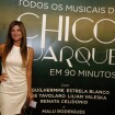 Cristiana Oliveira e Tiago Abravanel prestigiam espetáculo sobre Chico Buarque