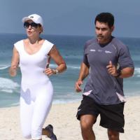 Antonia Fontenelle faz série de exercícios com seu personal em praia carioca