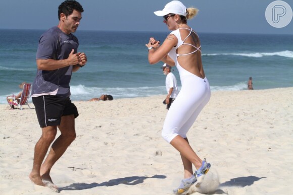Antonia Fontenelle faz treino em praia carioca