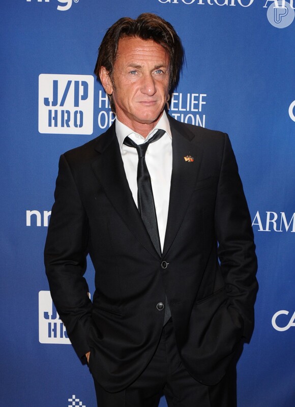 Sean Penn também foi fotografado sozinho no tapete vermelho