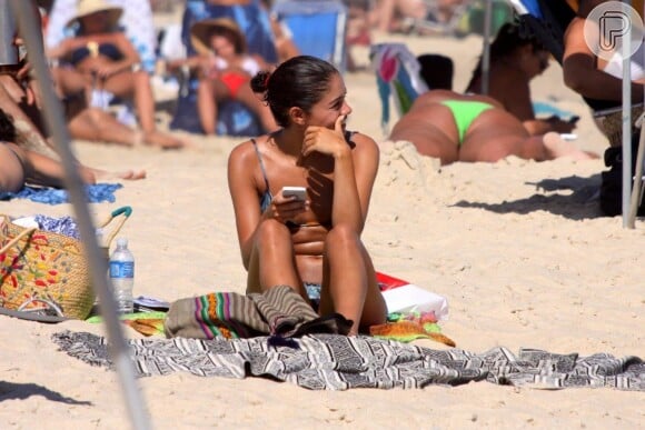 A atriz foi à praia do Leblon, zona sul do Rio de Janeiro