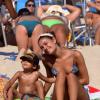 Sophie posou com mais um fã na praia do Leblon, no Rio de Janeiro