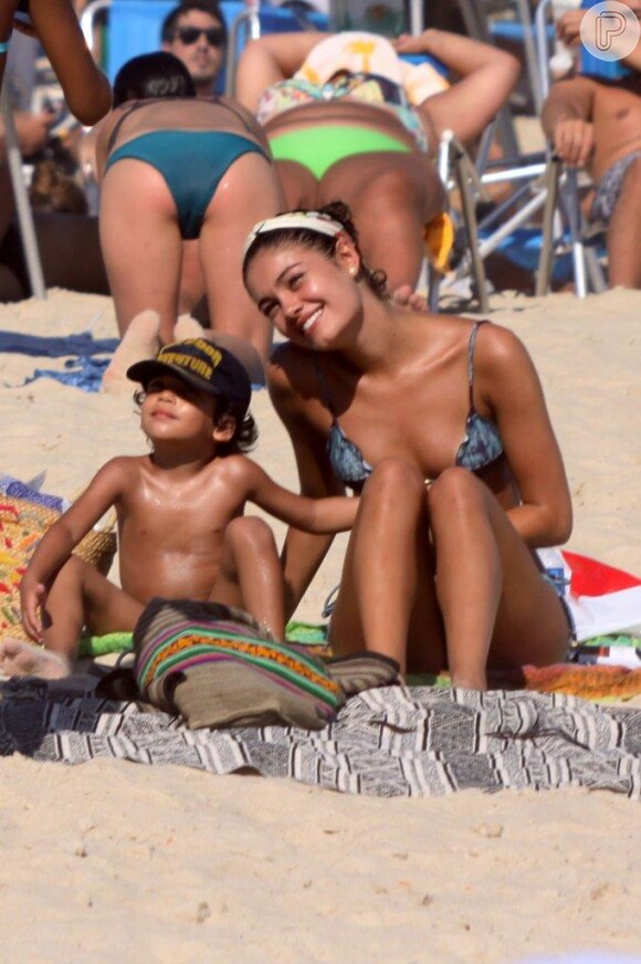 Sophie posou com mais um fã na praia do Leblon, no Rio de Janeiro