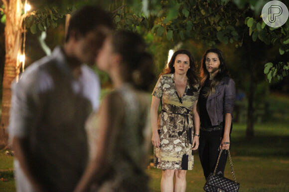 Mas o casal foi flagrado por Neide (Sandra Corveloni) e Leila (Fernanda Machado), que fizeram um escândalo ao ver a cena