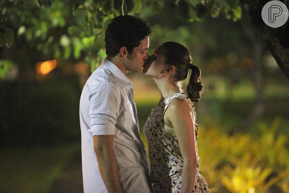 O primeiro beijo de Linda e Rafael aconteceu após um momento de curiosidade da jovem, que pediu ao advogado para ensiná-la a beijar
