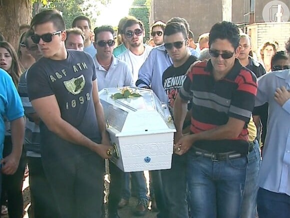 O corpo de Gessyca Morais, filha do cantor Giovani, foi enterrado nesta quarta-feira (15 de janeiro de 2014)