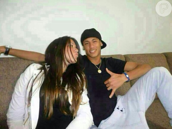 Laryssa posa na casa de Neymar em Barcelona. Eles se divertiram bastante antes de Bruna descobrir que o jogador havia custeado a passagem e hospedagem da modelo