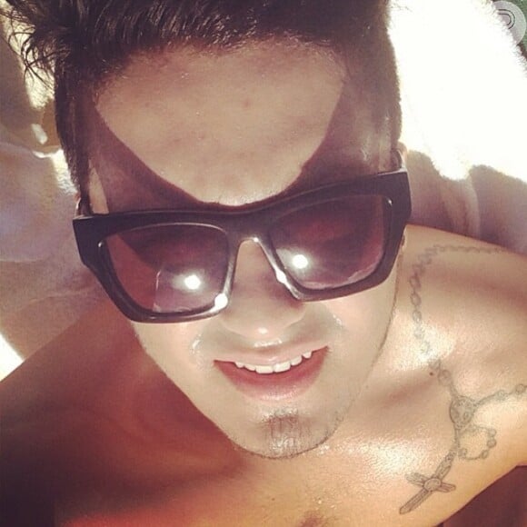Luan Santana curte praia com amigo e posta foto tomando sol no Caribe: 'Companheiro', escreveu o cantor