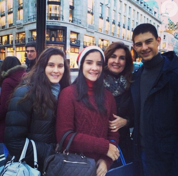Fátima Bernardes e seus filhos Bia, Laura e Vinícius Bonnemer de férias pela Europa
