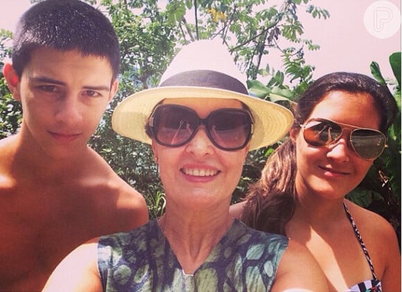 No último dia de férias, nesta sexta-feira, dia 17 de janeiro de 2014, Fátima Bernardes postou uma foto com dois de seus três filhos, Bia e Vinícius.