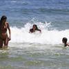 Márcio Garcia passa a tarde deste sábado na praia da Barra da Tijuca, Zona Oeste do Rio de Janeiro, ao lado dos quatro filhos e da mulher, a nutricionista Andrea Santa Rosa, que está grávida de 7 meses