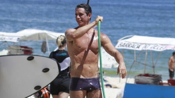 Márcio Garcia toma banho de mangueira e exibe boa forma na praia da Barra, no RJ