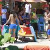 Márcio Garcia passa a tarde deste sábado na praia da Barra da Tijuca, Zona Oeste do Rio de Janeiro, ao lado dos quatro filhos e da mulher, a nutricionista Andrea Santa Rosa, que está grávida de 7 meses