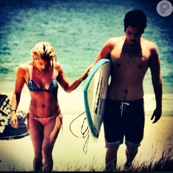 O casal é adepto de uma vida natural e adora curtir as praias do Rio de Janeiro, onde moram