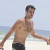 Bruno Gagliasso exibe boa forma em praia carioca, em janeiro de 2014