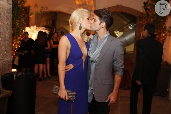 Bruno Gagliasso e Giovanna Ewbank trocam beijos na festa de lançamento de 'Joia Rara' em 5 de setembro de 2013