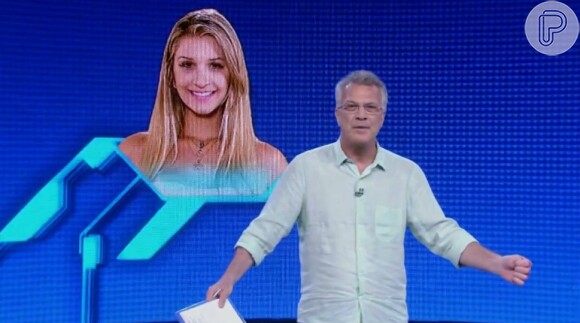 Antes de anunciar na casa que Tatiele é a nova líder, Pedro Bial conta aos telespectadores: 'Vamos começar o reinado da adorável Tatiele Polyana'