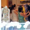 Fátima Bernardes recebe carinho de fãs ao fazer compras em shopping. Fotos foram feitas nesta terça-feira, 27 de dezembro de 2016