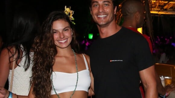 Isis Valverde, com o namorado, exibe novo visual em festa na Bahia. Veja fotos!