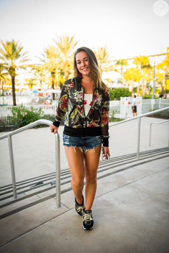 Atriz de 'Malhação', Laryssa Ayres dançou o hit 'Deu Onda', do MC G15, em vídeo postado no Instagram
