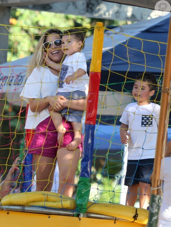 Zilu também se divertiu na companhia dos filhos de Wanessa Camargo, os netos João Francisco e José Marcus 