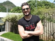 Luan Santana curte show acompanhado e fãs apontam ex-namorada: 'É a Jade?'