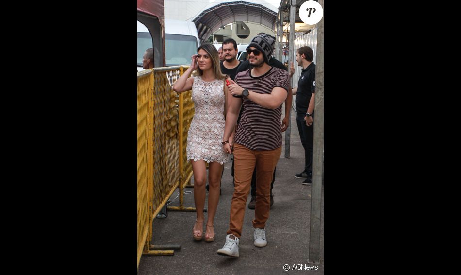 Luan Santana foi flagrado com Jade Magalhães em um show na noite de terça-feira