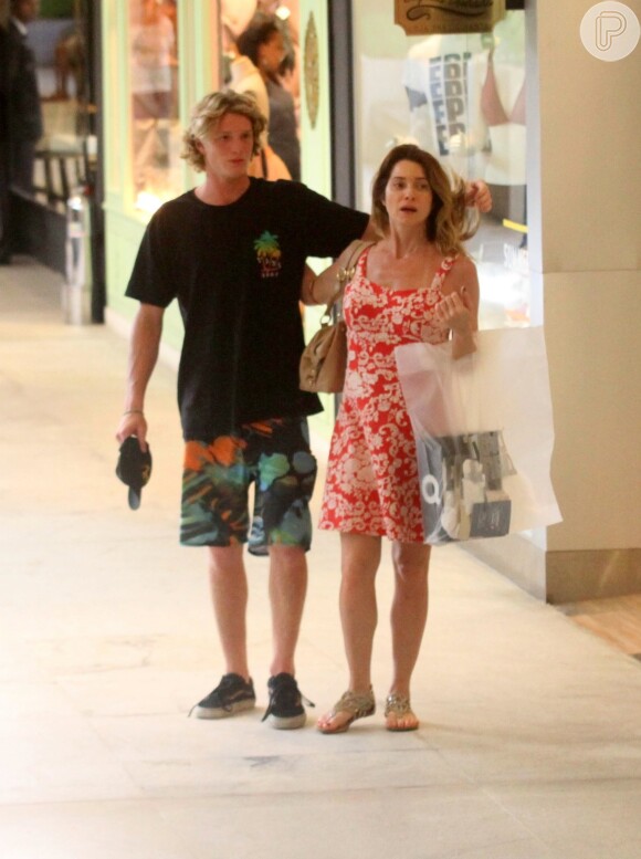 Letícia Spiller passeia com o filho Pedro, de 19 anos, que rouba cena nesta quarta-feira, 28 de dezembro de 2016