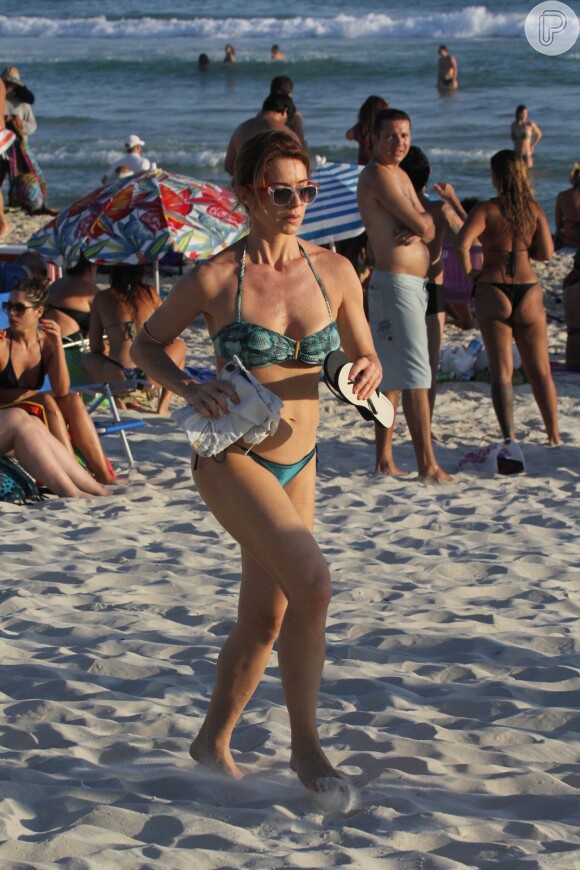 Leticia Spiller, de biquíni, exibe boa forma ao correr na praia da Barra da Tijuca nesta quarta-feira, dia 28 de dezembro de 2016