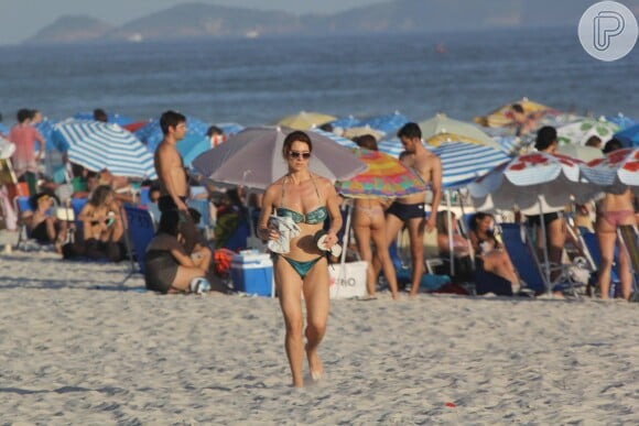 Leticia Spiller, de biquíni, exibe boa forma ao correr na praia da Barra da Tijuca nesta quarta-feira, dia 28 de dezembro de 2016