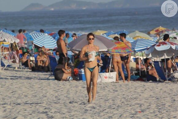 Leticia Spiller, de biquíni, exibe boa forma ao correr na praia da Barra da Tijuca nesta quarta-feira, dia 28 de dezembro de 2016