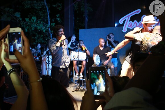 Caio Castro cantou no show Tardezinha com Thiaguinho