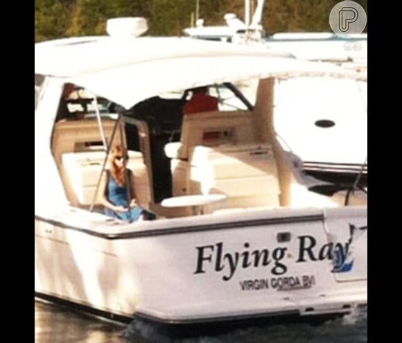 Taylor Swift é flagrada triste e sozinha enquanto saía das Ilhas Virgens depois de terminar o namoro com Harry Styles, na sexta-feira, 4 de janeiro de 2013