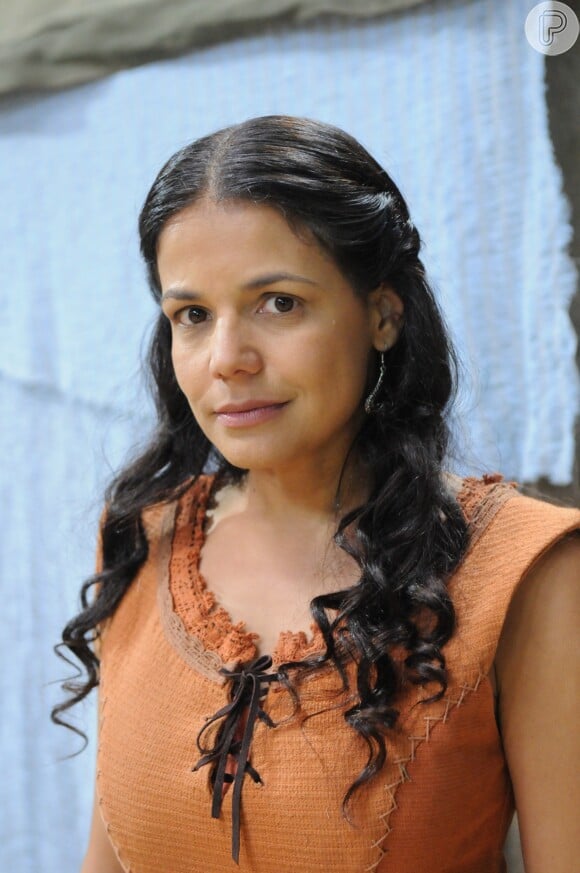 Noemi (Nívea Stelmann) questiona a filha, Acsa (Marisol Ribeiro), se ela está interessada no primo, na novela 'A Terra Prometida'
