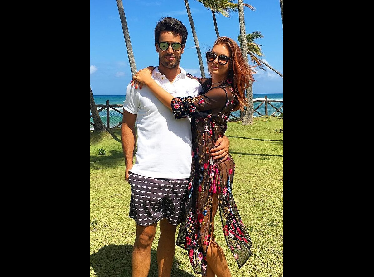 Foto: Até pare ir a um casamento no verão Marina Ruy Barbosa tem looks  inspiradores. A atriz prestigiou um casal de amigos com um vestido longo  com decotes da marca Printing de