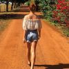 Inspire-se no look short jeans e blusa ciganinha de Marina Ruy Barbosa