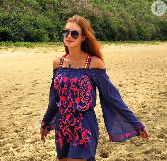Cor e tendência: Marina Ruy Barbosa aposta no vestido com decote ciganinha, nas cores roxo e rosa, para curtir praia em Fernando de Noronha, em 29 de dezembro de 2016