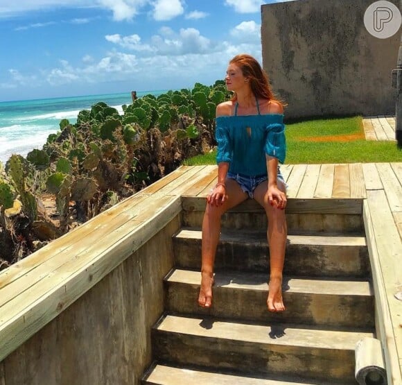 Marina Ruy Barbosa também mostrou looks para curtir o verão durante viagem a Alagoas. A bata com decote ciganinha é tendência!