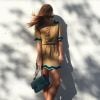 Marina Ruy Barbosa investiu em um vestido curtinho com detalhes geométricos para uma tarde de sol e completou o look com uma sandália Anabela