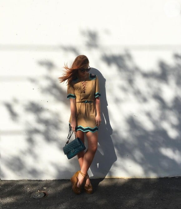 Marina Ruy Barbosa investiu em um vestido curtinho com detalhes geométricos para uma tarde de sol e completou o look com uma sandália Anabela
