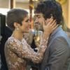 Tiago (Humberto Carrão) compra aliança e pede que Letícia (Isabella Santoni) aceite reatar o noivado depois que ela o beija, no capítulo deste sábado, dia 31 de dezembro de 2016, na novela 'A Lei do Amor'