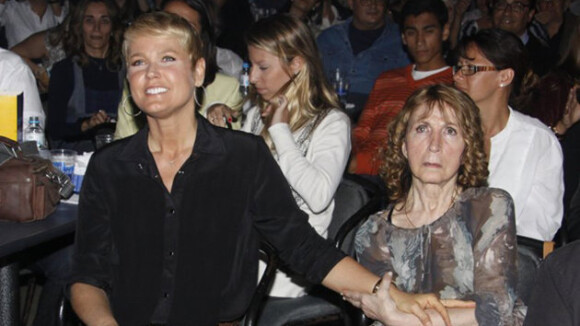 No Brasil, Xuxa acompanha mãe em hospital: 'Já respira sem a ajuda de aparelhos'