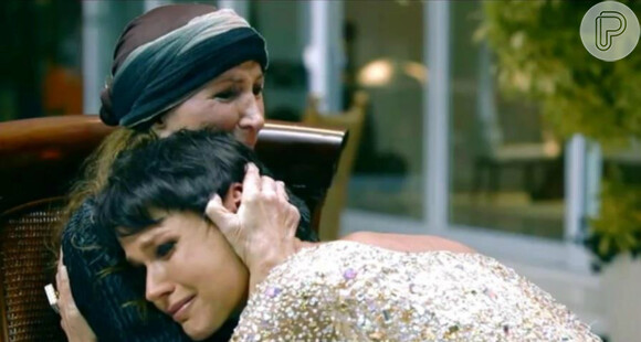 Xuxa no primeiro encontro com a mãe, dona Alda, ao mudar o tom dos cabelos para preto, em 2012. A apresentadora compartilhou um vídeo com os fãs do momento emocionado