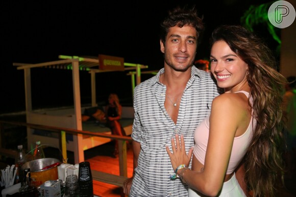 Isis Valverde e o namorado, André Resende, estiveram em festa de pré-réveillon em Maraú, na Bahia
