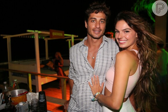 Isis Valverde teve a companhia do namorado, André Resende, na festa Gandaia na Península de Maraú, em Maraú, na Bahia, na noite desta quinta-feira, 29 de dezembro de 2016