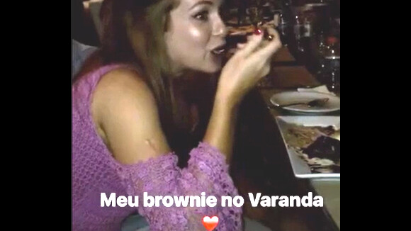 Marina Ruy Barbosa abandona dieta e come chocolate em Noronha: 'Vai, Marinão!'
