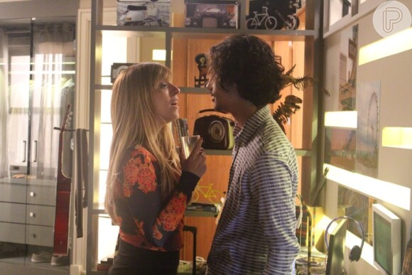 Marisa (Júlia Rabello) não consegue ficar com Nicolau (Danilo Mesquita), que recebe elogios do Haroldo (Paulo Betti), orgulhoso, no capítulo desta segunda-feira, dia 02 de janeiro de 2017, na novela 'Rock Story'