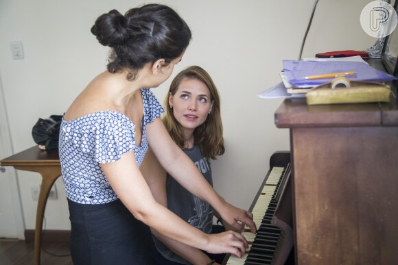 Letícia Colin aprende piano para viver Leopoldina