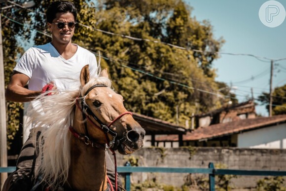 Rodrigo Simas faz aulas de equitação para viver o índio Piatã em 'Novo Mundo'